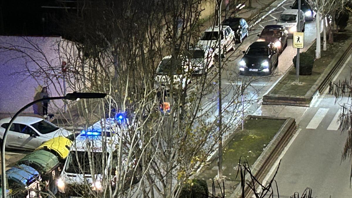 La ambulancia y la Policía Local, en el lugar del atropello, en Castillo de Puebla de Alcocer.