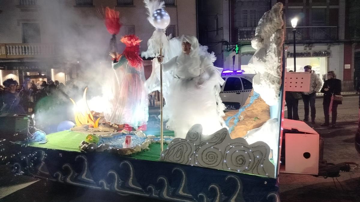 Una de las carrozas del desfile de carnaval en Navia.