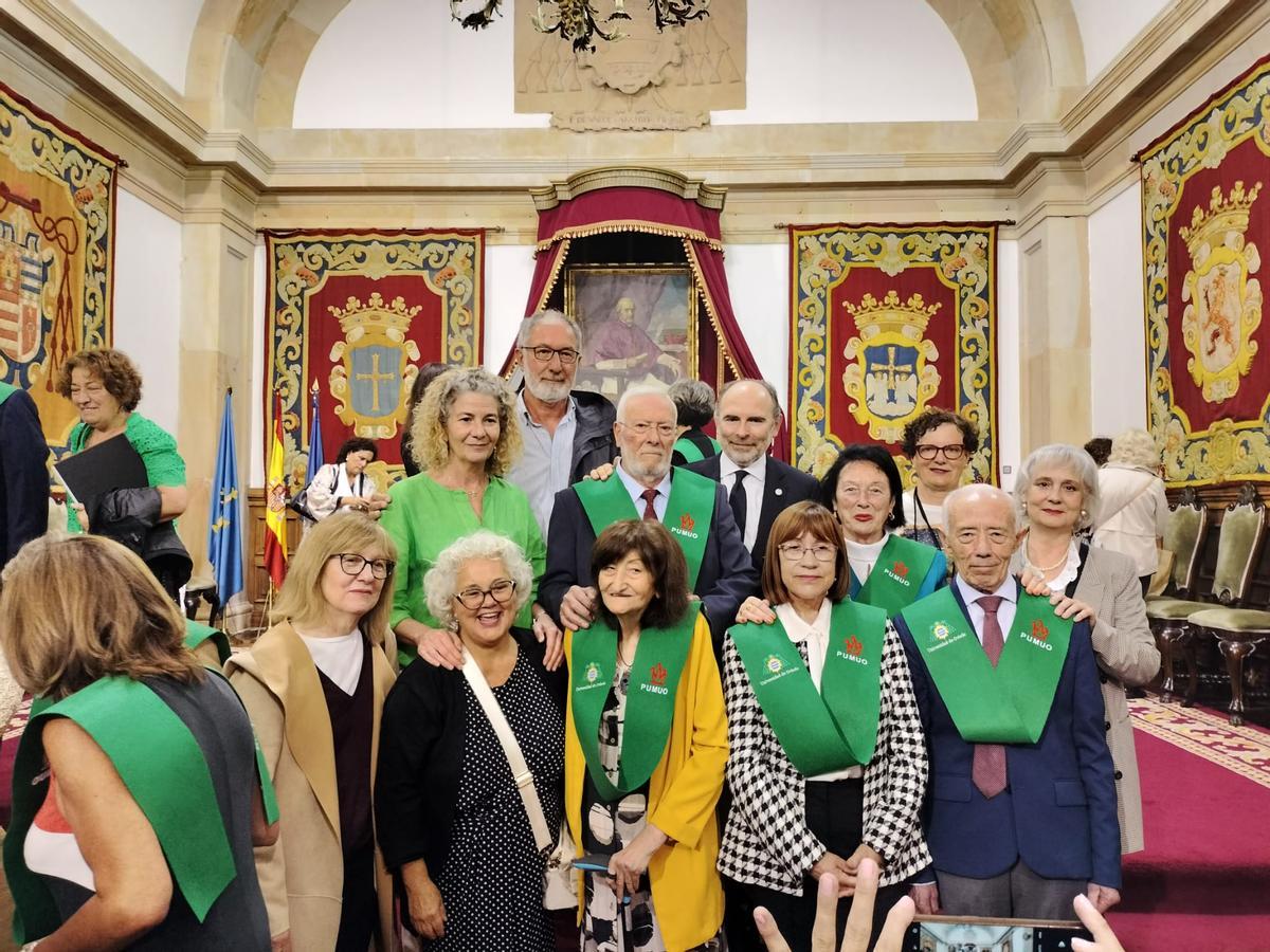 Los graduados del PUMUO, con el rector, hace un año.