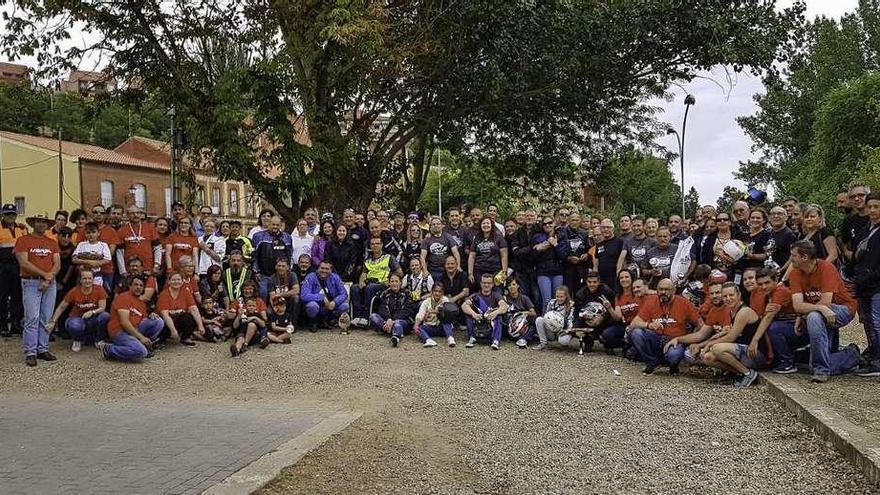 Foto de grupo de parte los moteros que han participado en Encrucijada tras la entrega de premios.