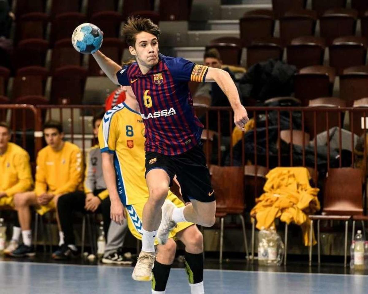 Dani Fernández en una acción de lanzamiento con el Barcelona B. // Cedida