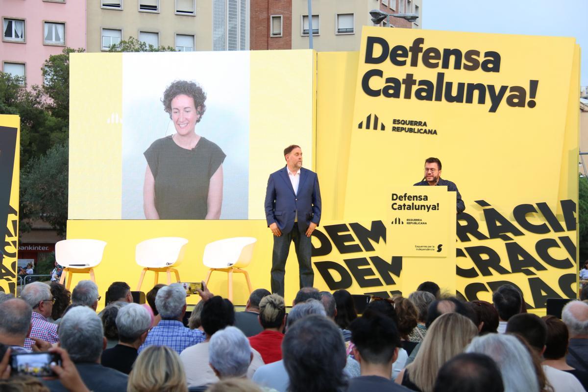 El president de la Generalitat, Pere Aragonès; el líder d'ERC, Oriol Junqueras; i la secretària general del partit a la pantalla, Marta Rovira, durant el primer acte de campanya d'ERC pel 23-J, a Barcelona
