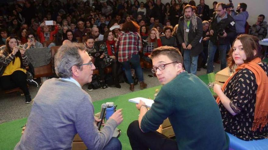 Errejón, en el centro, con Luis Rei y Angela Rodríguez, ayer en un acto en Pontevedra. // Rafa Vázquez