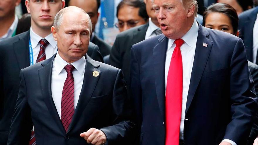 Putin y Trump conversan, el pasado noviembre, rumbo a la foto de familia de la cumbre de la APEC en Vietnam.