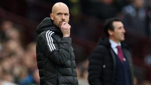 Erik ten Hag, durante la visita del United al Aston Villa de Unai Emery, al fondo. 