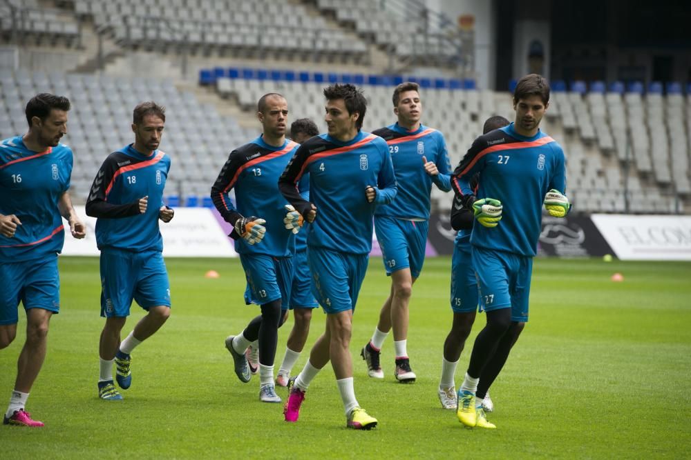 Foto oficial del Real Oviedo y entrenamiento en el Tartiere