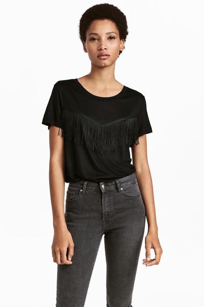 Camiseta negra con flecos, de H&amp;M