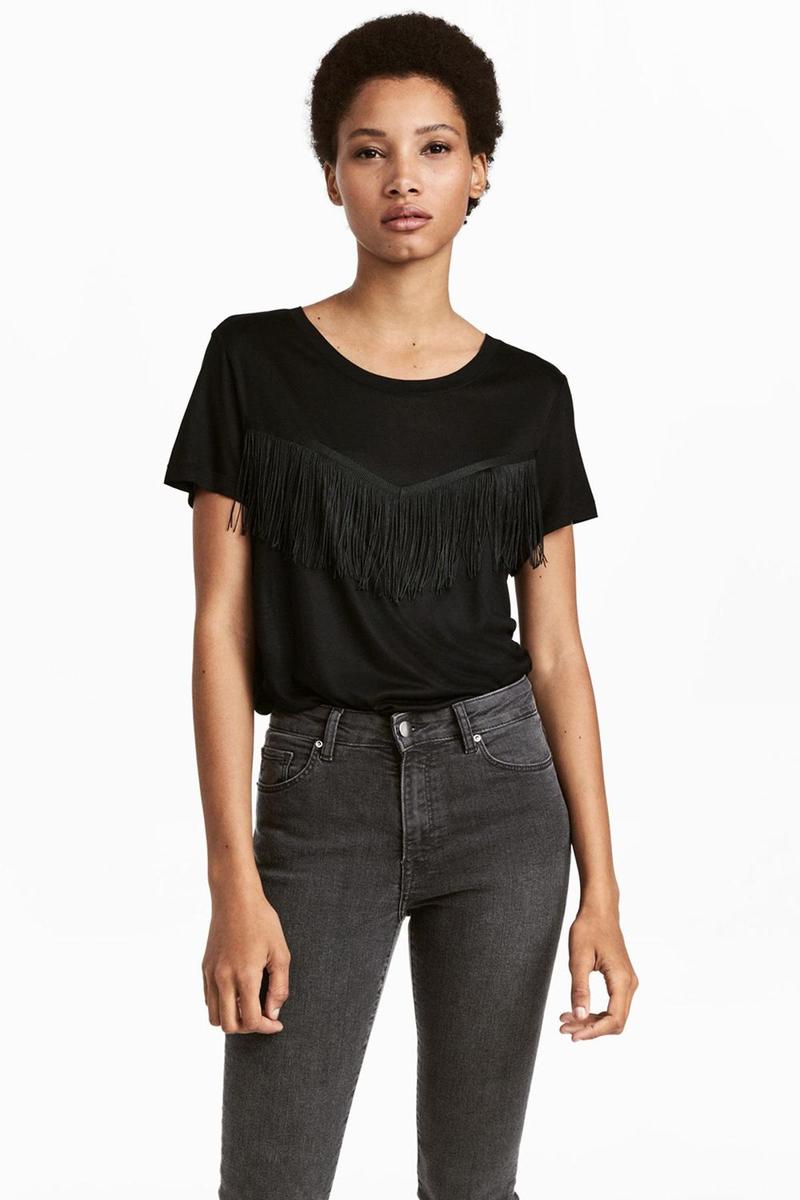 Camiseta negra con flecos, de H&amp;M