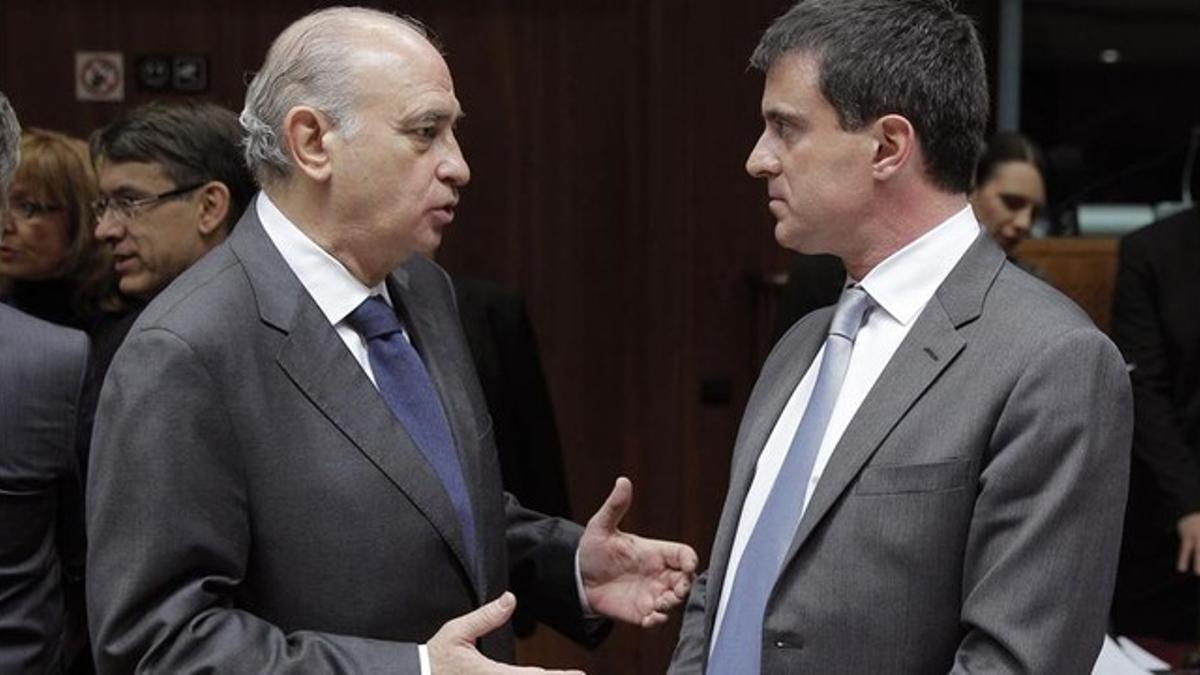 Jorge Fernández Díaz con el ministro francés de Interior, Manuel Valls, este jueves en Bruselas.