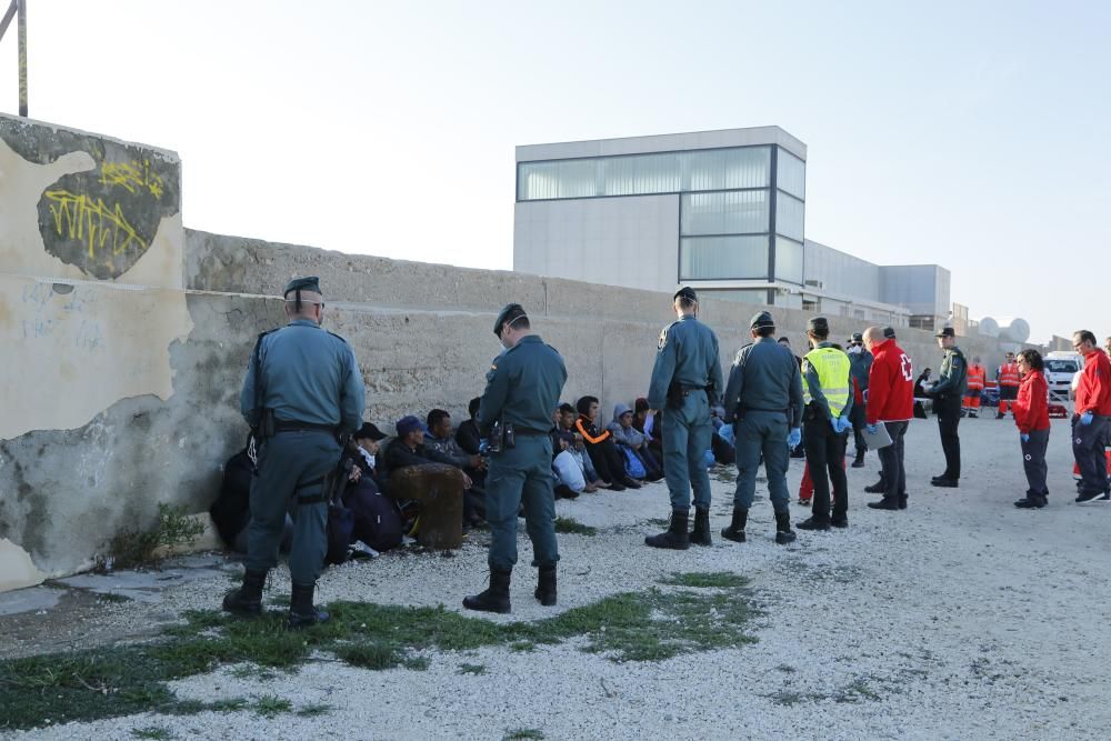 Acogida de los inmigrantes en el muelle de la Sal de Torrevieja por parte de la Cruz Roja