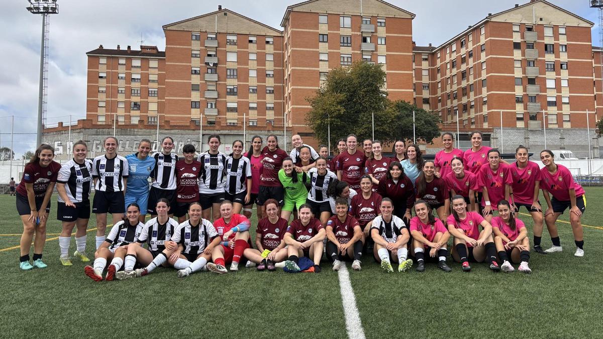 Foto de familia de las jugadoras de los tres equipos en uno de los descansos entre los partidos.