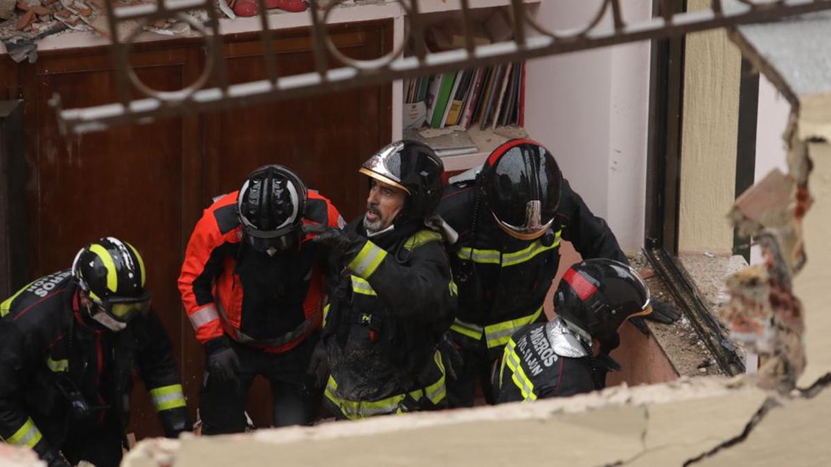 Labores de rescate de Bomberos de Gijón en el edificio.