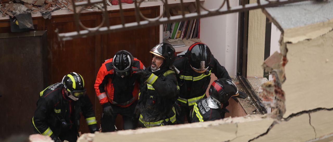 Labores de rescate de Bomberos de Gijón en el edificio.