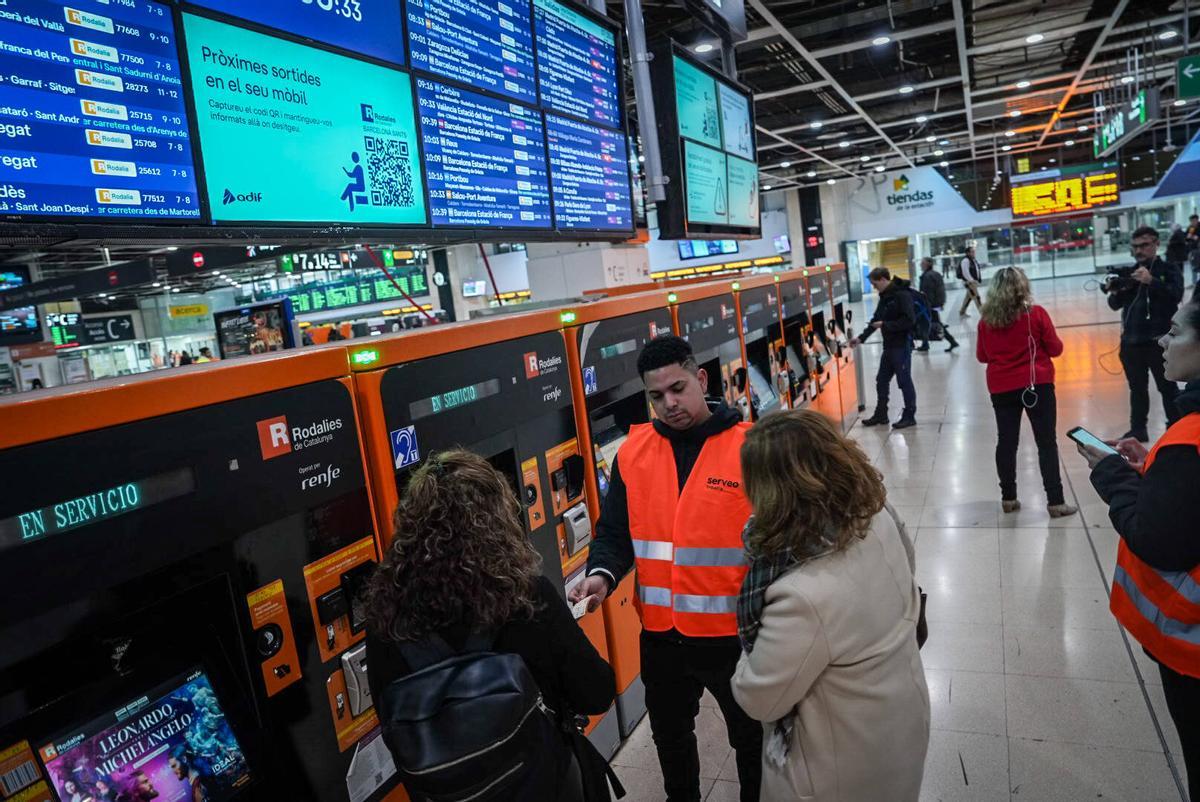La estación de Sants recupera cierta normalidad tras el caos ferroviario