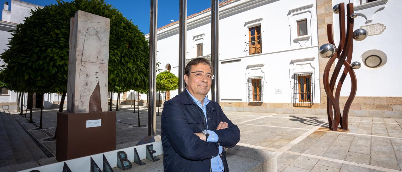 Guillermo Fernández Vara, candidato del PSOE a la presidencia de la Junta, frente a las puertas de la Asamblea.