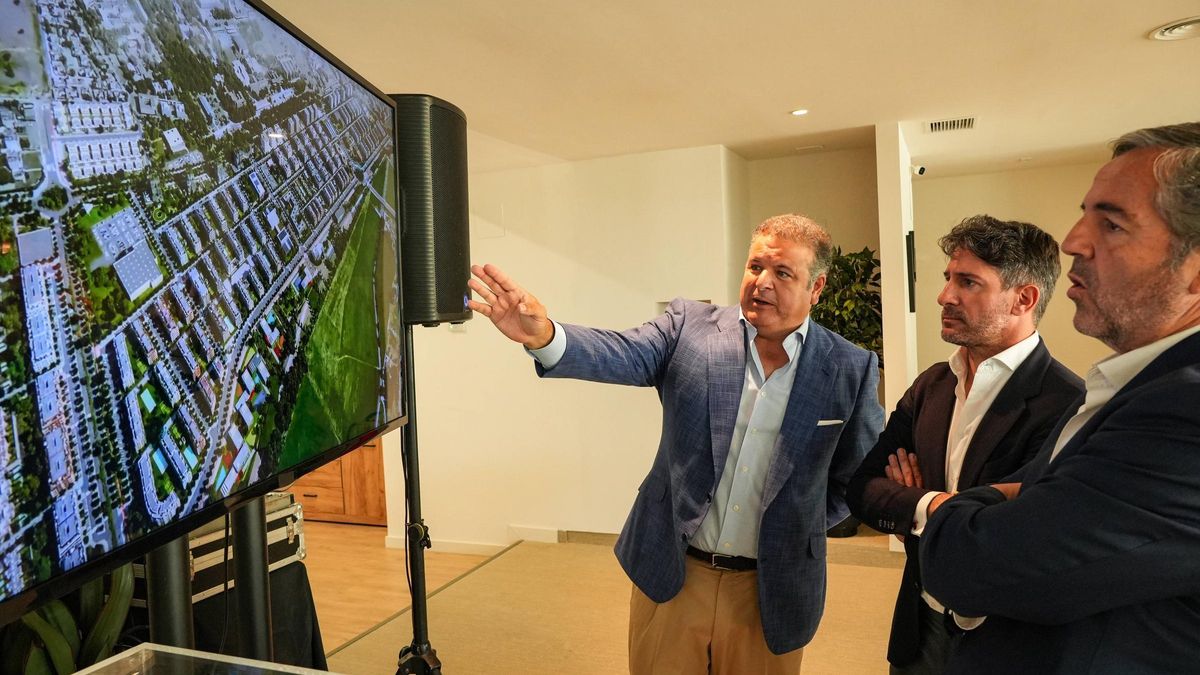 Alejandro Ayala, a la izquierda, muestra una reacreación 3D a Alberto Bustamante y a Alberto Quemada, gerente y consejero delegado de Landco, respectivamente.