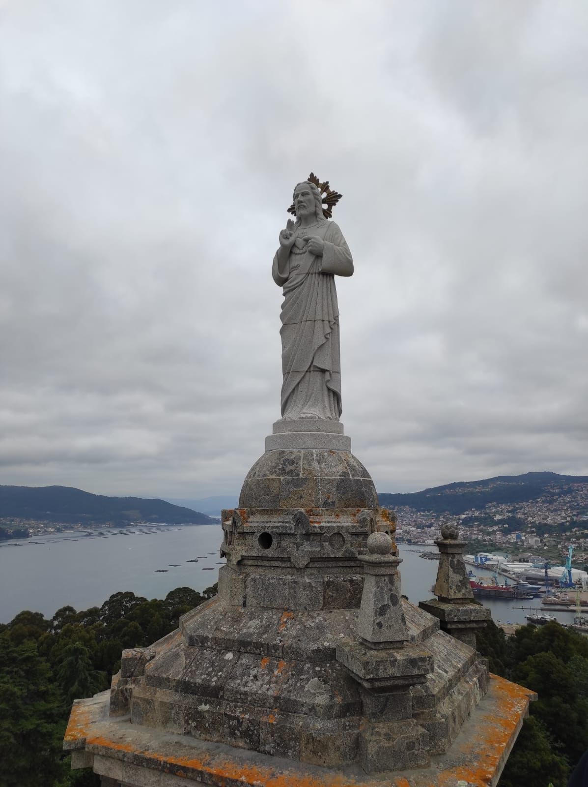 Así fue la instalación del Cristo en A Guía