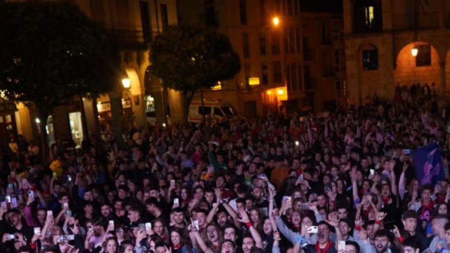 La Plaza Mayor llena de jóvenes durante una verbena el pasado año.