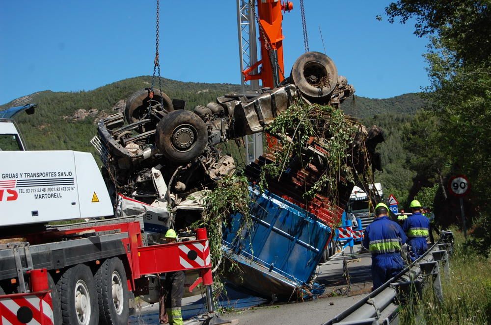 Retirada d'un camió accidentat a la C-55