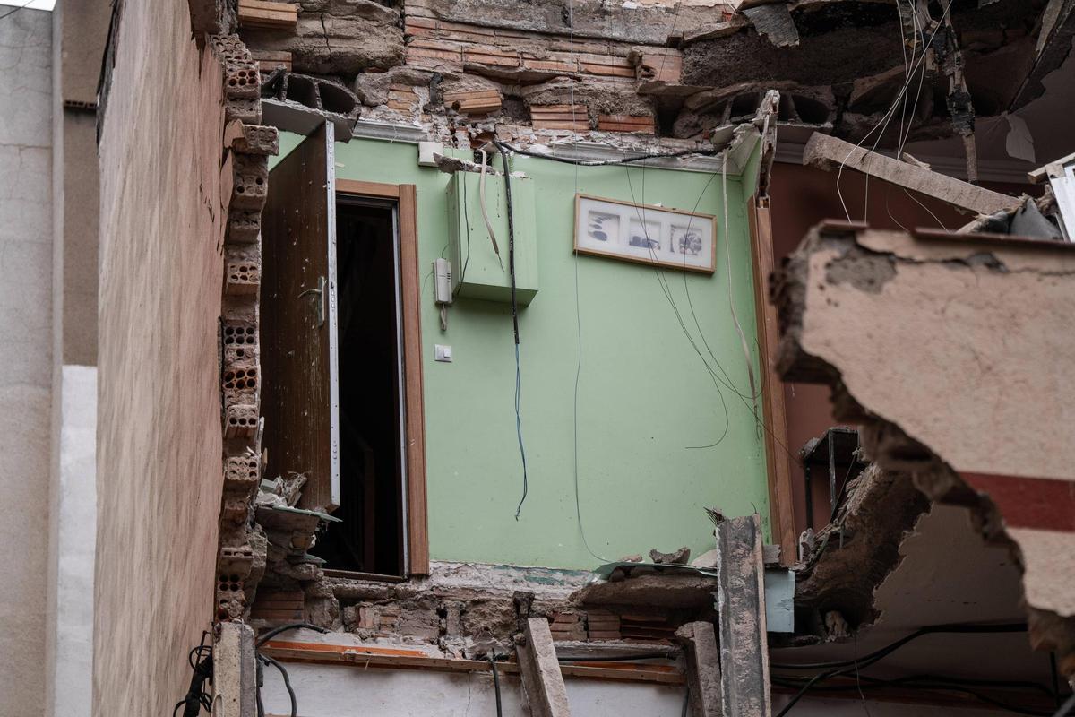 Trabajos de derribo del edificio en ruina de la calle Granada de Badalona.