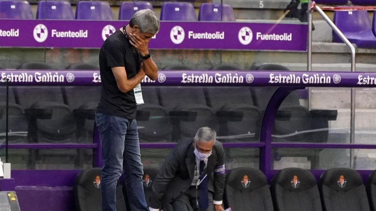 Setién, con preocupación, asiste al choque del Barça contra el Valladolid en el Nuevo Zorrilla.