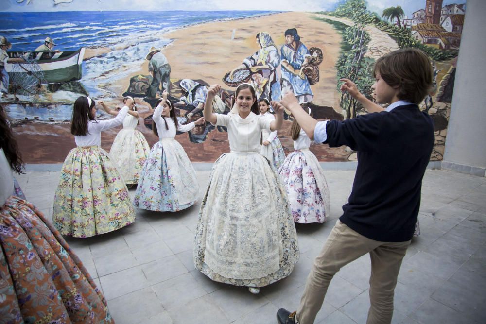 Ensayo de la Dansà con la fallera mayor y la corte