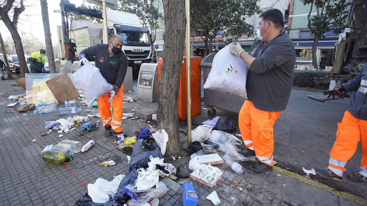 Operaris retirant les deixalles en una illes de contenidors. | MARC MARTÍ