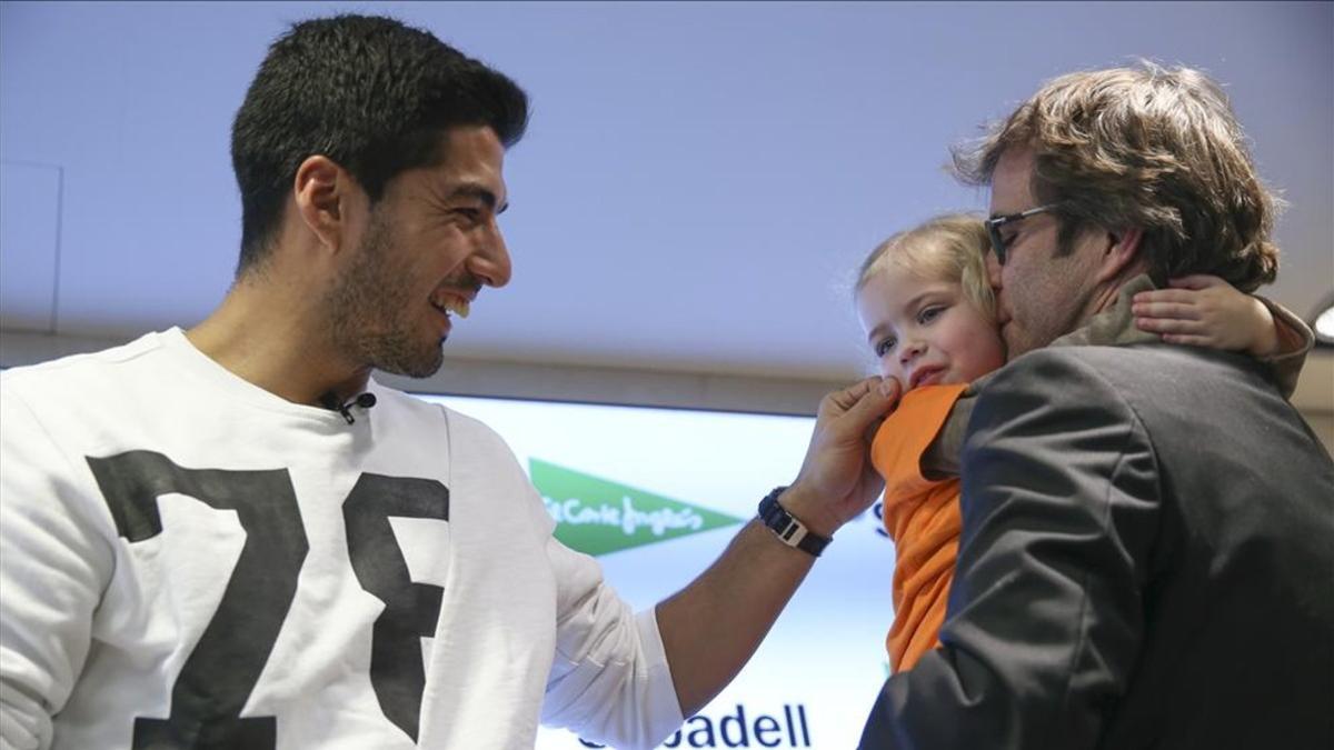 Luis Suárez durante un acto solidario