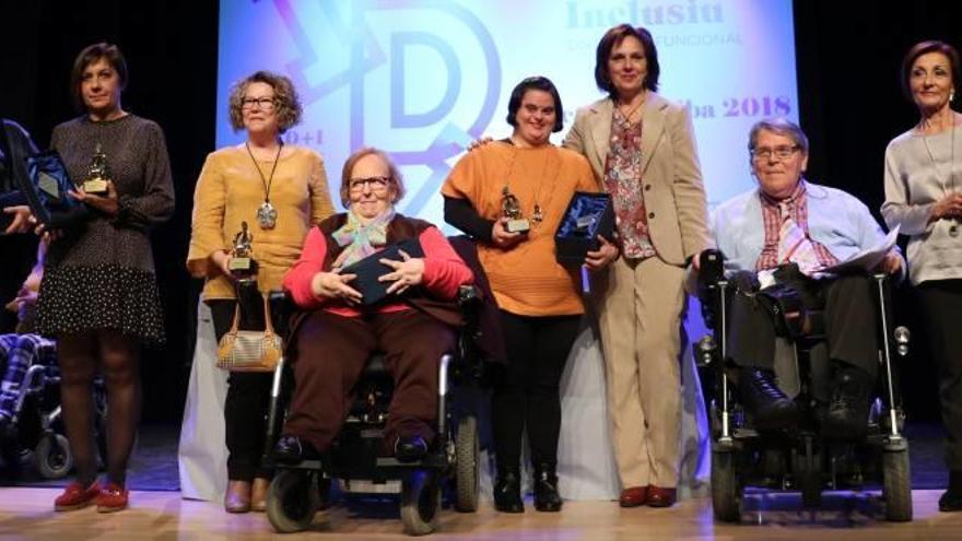 La alcaldesa Carmen Martínez, con los premiados.