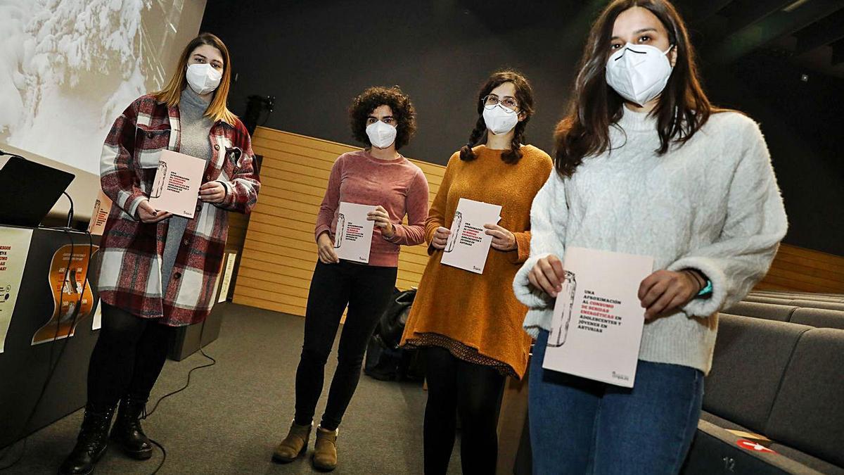 Por la izquierda, Aridane Cuevas, Eva Prida, Helena Navarro y Cristina Fernández, ayer, en la Escuela de Comercio, en la presentación de la guía.