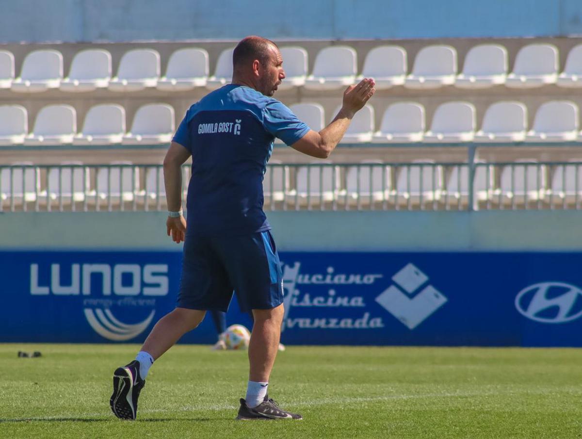 Trainer Tato García bereitet Atlético Baleares auf das Endspiel vor.  | FOTO: ATB