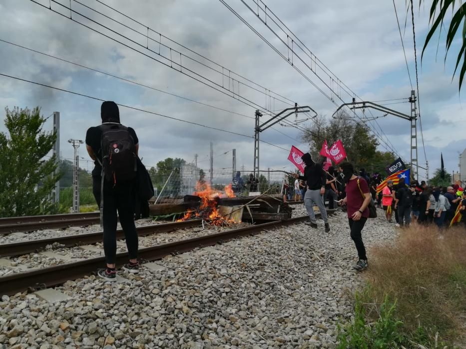 Tallen les vies del tren i el TAV a l''Avellaneda i fan barricades