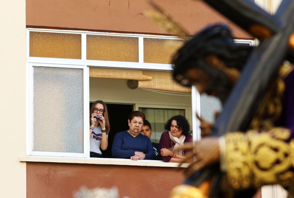 MARTES SANTO. Vecinas de Nueva Málaga observan al Señor del Perdón.