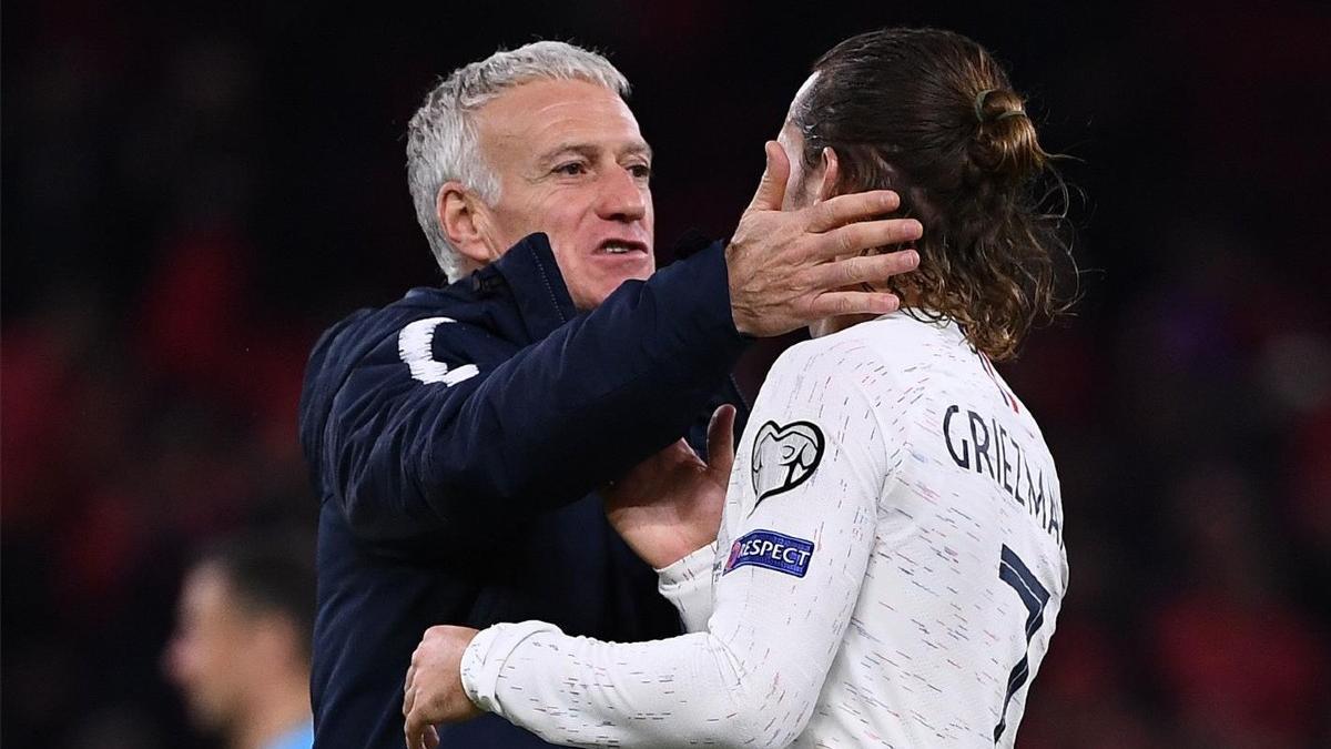 Griezmann y Deschamps celebran la clasificación de Francia para la Eurocopa