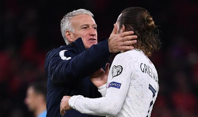 Griezmann y Deschamps celebran la clasificación de Francia para la Eurocopa