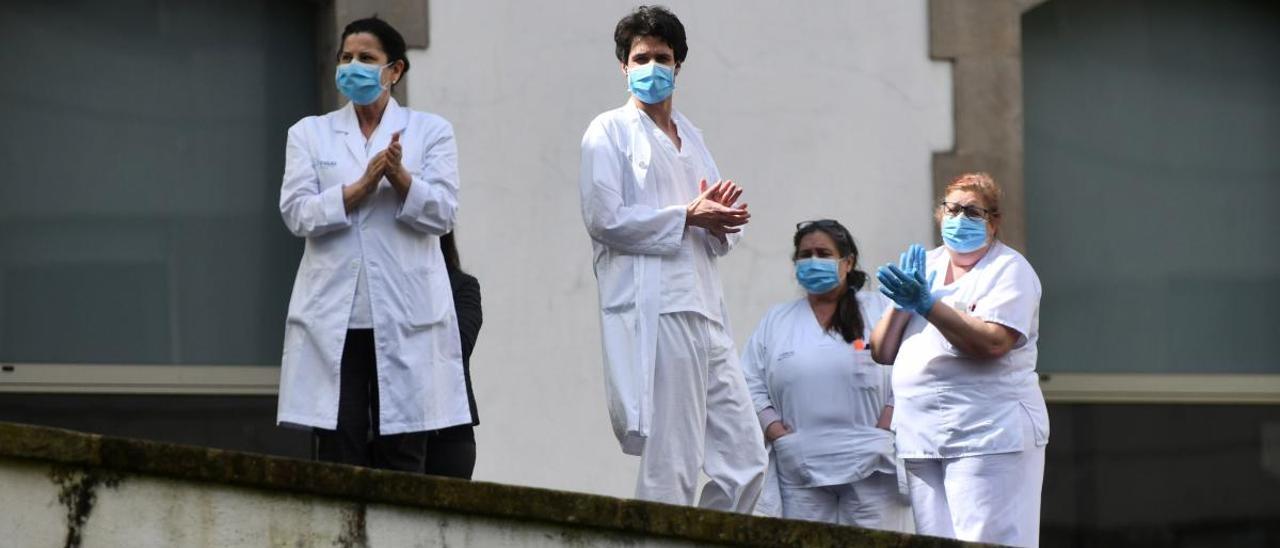 Aplauso sanitario en la entrada principal del Hospital Provincial