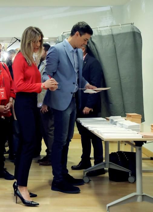 El presidente del Gobierno, Pedro Sánchez y su mujer Begoña Gómez, durante el momento de votar.