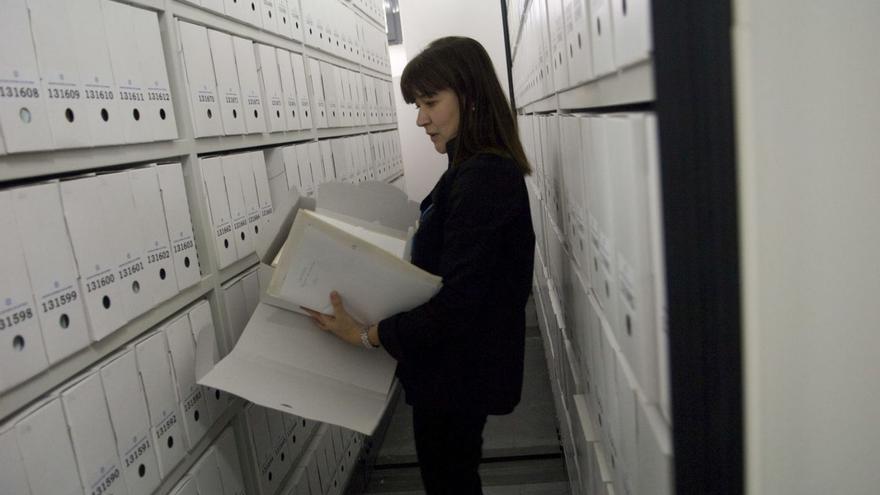 María Concepción Parés, directora del Archivu Históricu d'Asturies, güeya carpetes archivaes con documentación d'Ensidesa.