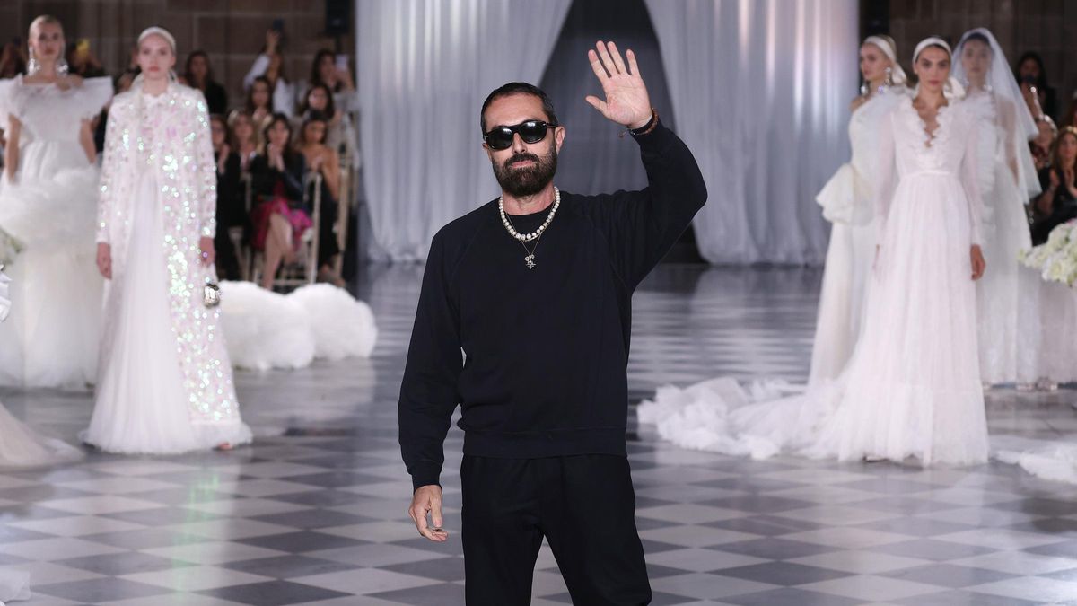El diseñador Giambattista Valli, "el rey de los vestidos de fiesta", saluda tras su desfile nupcial en la BBFW 2024.