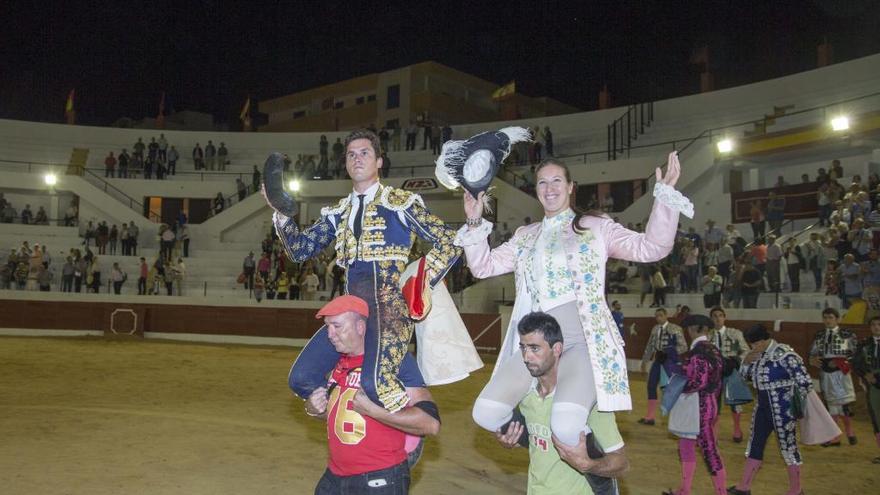 Ana Rita y Daniel Luque salen a hombros de la Plaza de Toros de Yecla.