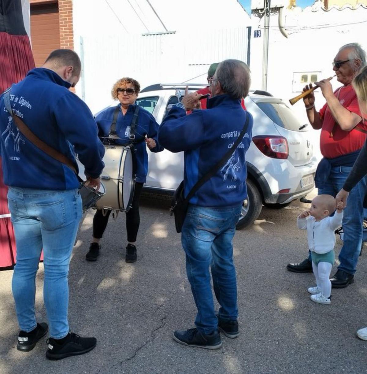 La charanga El Estropicio amenizó el vermú del día 19. |   