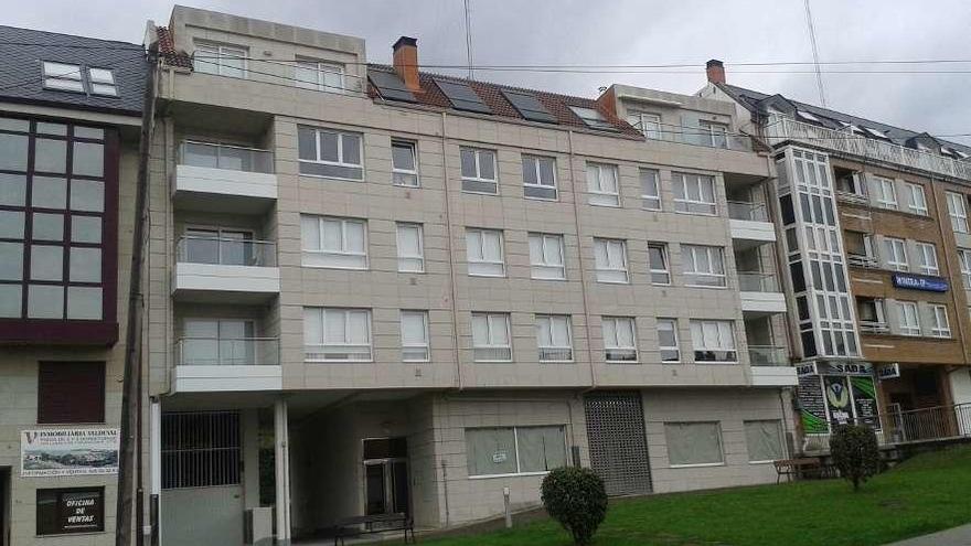 Fachada de uno de los edificios con orden de derribo en la avenida Sada y sus Contornos.