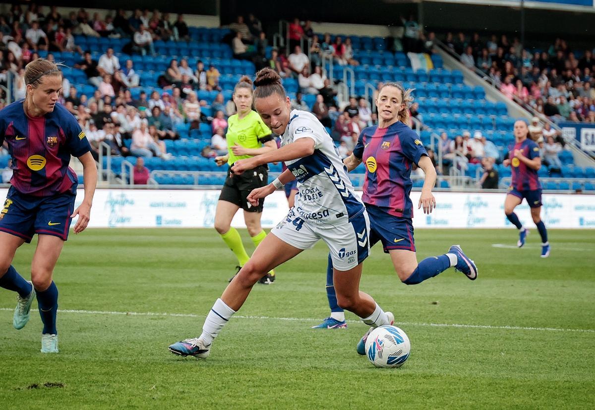 Gramaglia trata de controlar el balón en el último duelo del Costa Adeje Tenerife contra el Barça.