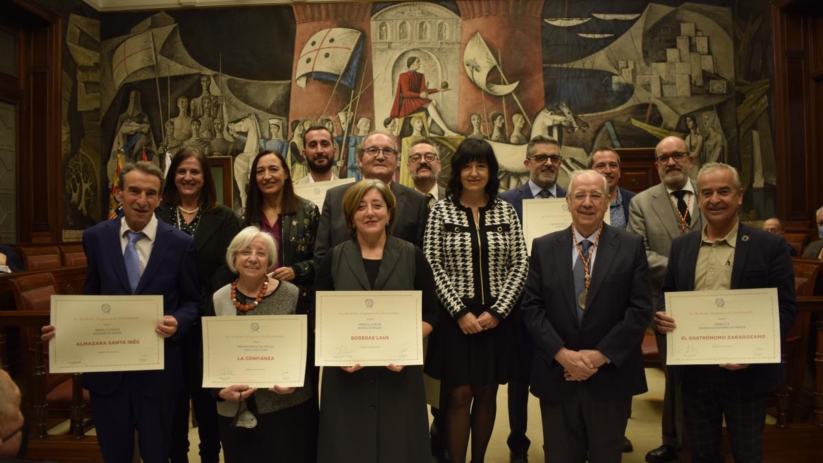 Foto de familia de premiados, académicos y autoridades.