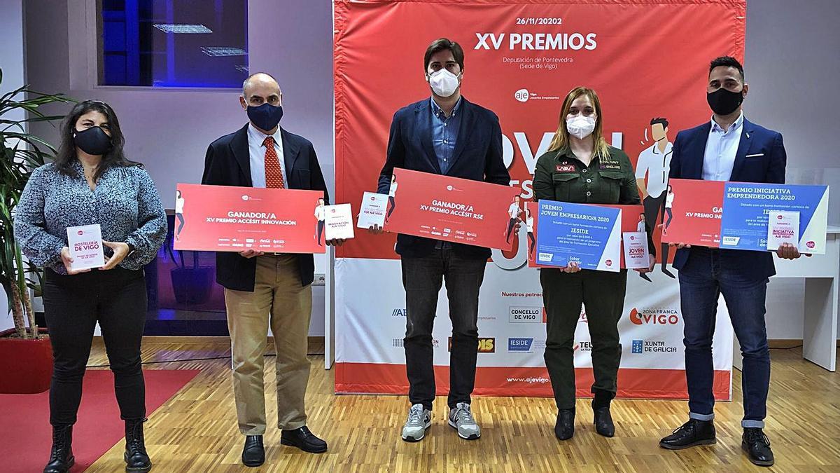Los premiados por la Asociación de Jóvenes Empresarios (AJE) de Vigo, al término de la gala. |   // FDV