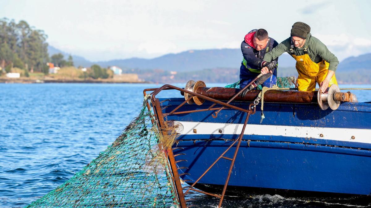 Labores de pesca en la ría de Arousa.
