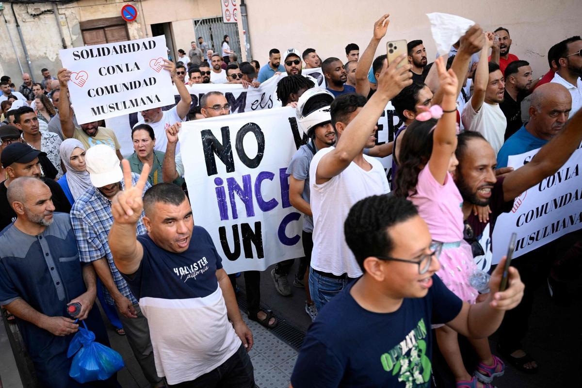 Unas 500 personas participan en una manifestación para condenar el incendio que calcinó el centro islámico del municipio