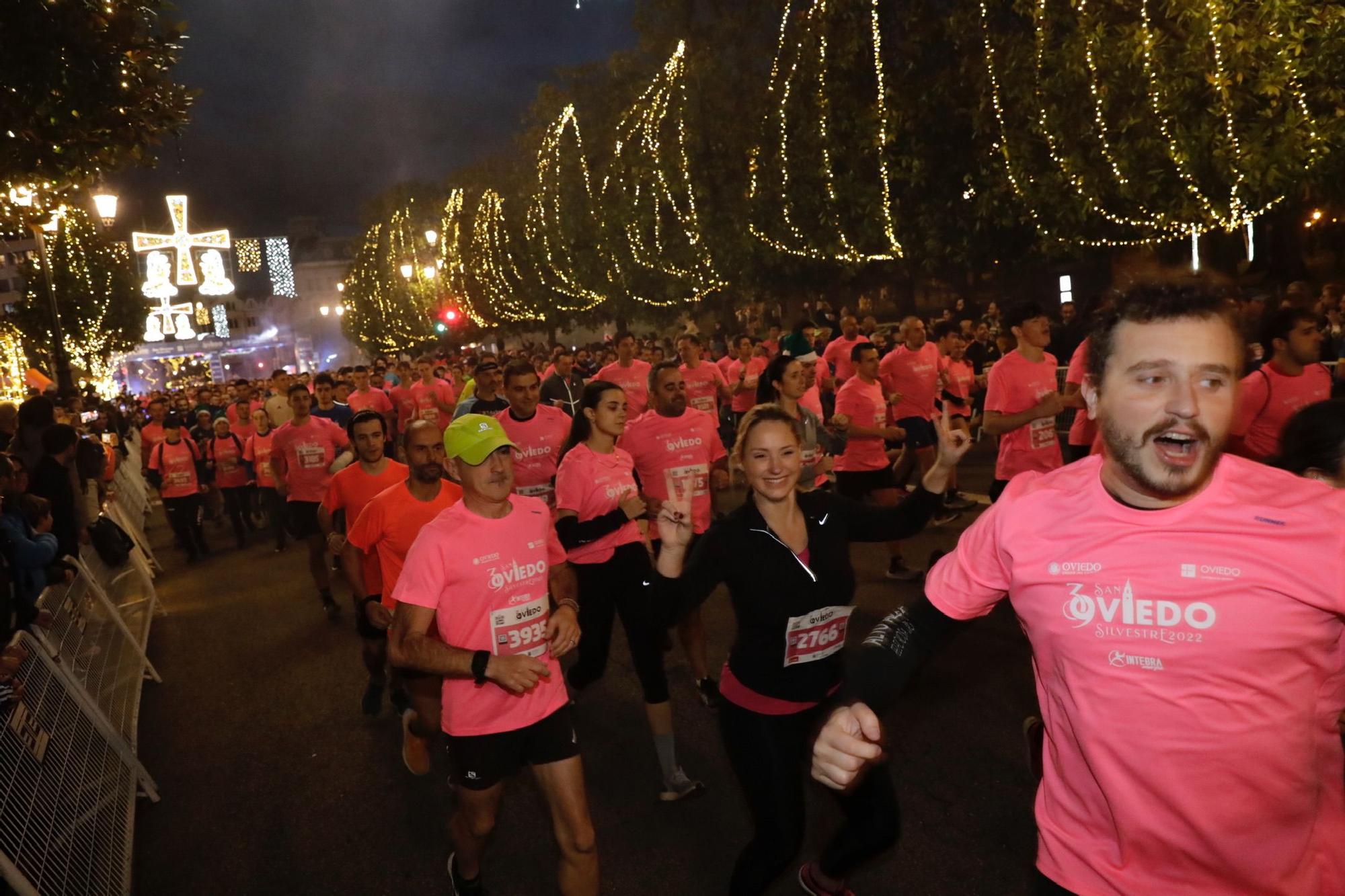 En imágenes: Jaime Bueno (Univerisad de Oviedo) y Mariam Benkert triunfan en la San Silvestre de Oviedo