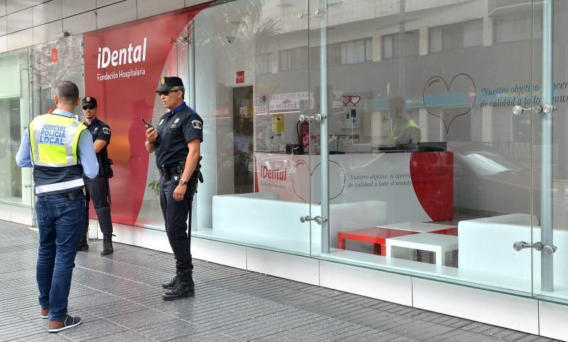 19/07/2018 LAS PALMAS DE GRAN CANARIA. Desahucio e incautación de historiales en la clínica de iDental. SANTI BLANCO  | 19/07/2018 | Fotógrafo: Santi Blanco