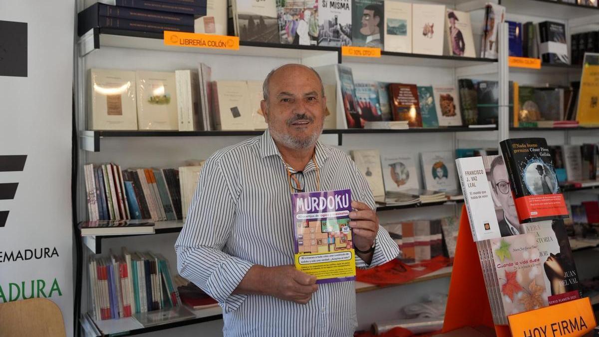 José Luis Marín, propietario de la Librería Colón, recomienda un libro diferente, Murdoku.